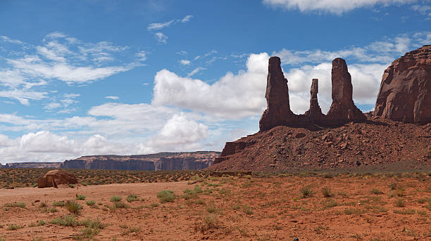 three sisters und navajo hogan - monument valley navajo mesa monument valley tribal park stock-fotos und bilder