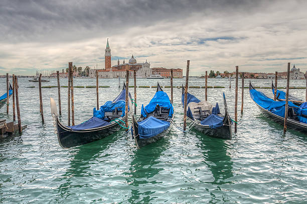 venetian gondeln auf dem wasser - venice italy italy gondola canal stock-fotos und bilder