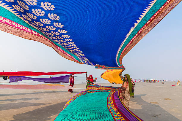 indian pilgrims secagem seu sarees colorido com sol - rio carnival fotos imagens e fotografias de stock