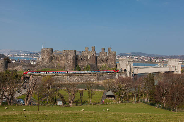 castillo de conwy y virgin trenes las lentes voyager tren de pasajeros - conwy castle train travel people traveling fotografías e imágenes de stock