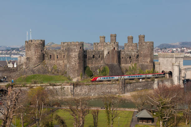 castelo de conwy e virgin trens voyager trem de passageiros - conwy castle train travel people traveling - fotografias e filmes do acervo