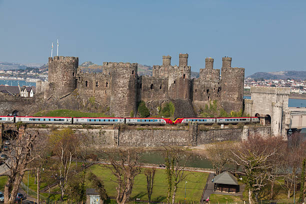 castillo de conwy y virgin trenes las lentes voyager tren de pasajeros - conwy castle train travel people traveling fotografías e imágenes de stock