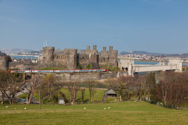 castillo de conwy y virgin trenes las lentes voyager tren de pasajeros - conwy castle train travel people traveling fotografías e imágenes de stock