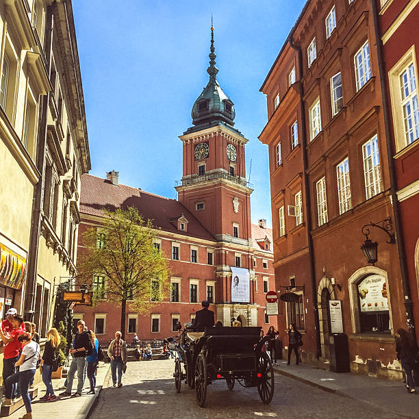 vecchia città: carretto con cavalli e i turisti - warsaw old town square foto e immagini stock