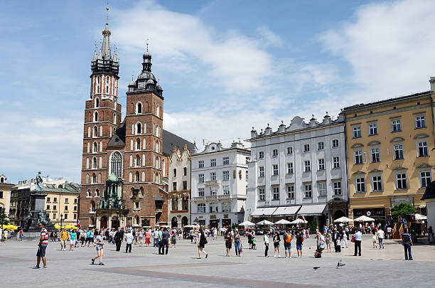 les touristes visitant la place du marché de cracovie église sainte-mary, - squarest photos et images de collection