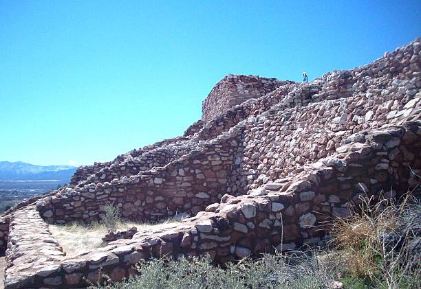 mulher a gostar de vista de tuzigoot monumento nacional - tuzigoot national monument building feature wall architectural feature imagens e fotografias de stock