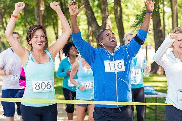 그들은 마라톤 또는 5k 경주 승리를 축 하 하는 흥분된 주자 - marathon jogging success the end 뉴스 사진 이미지