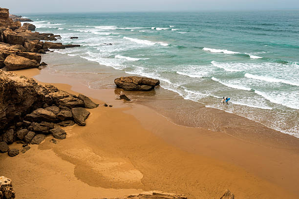 два серферов на атлантическ�ом побережье, sidi ifni, марокко, африка - essaouira стоковые фото и изображения