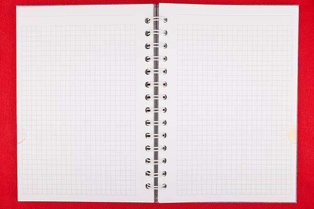 cuaderno abierto con páginas en blanco sobre fondo rojo - spiral notebook spiral ring binder blank fotografías e imágenes de stock