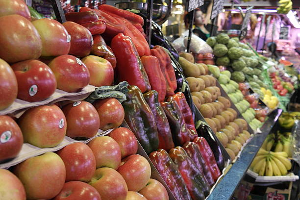 fruits et légumes de la boqueria à barcelone - market stall spain fruit trading photos et images de collection