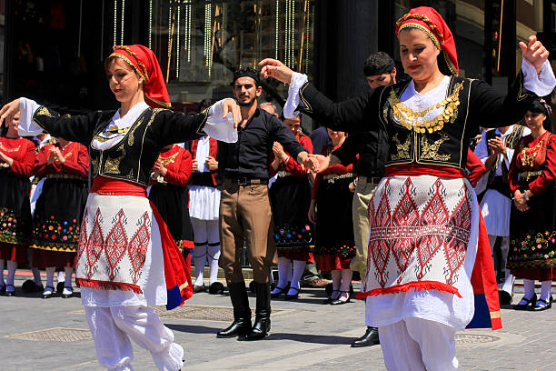 danças tradicionais em herakliongreece_prefectures.kgm, grécia - parade music music festival town стоковые фото и изображения