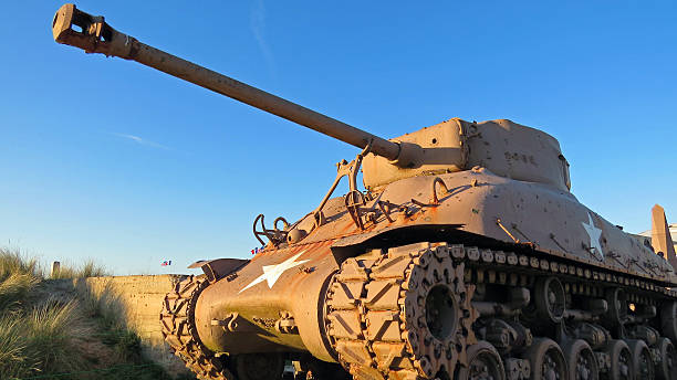 american tank z widokiem na zachód słońca - tank normandy world war ii utah beach zdjęcia i obrazy z banku zdjęć