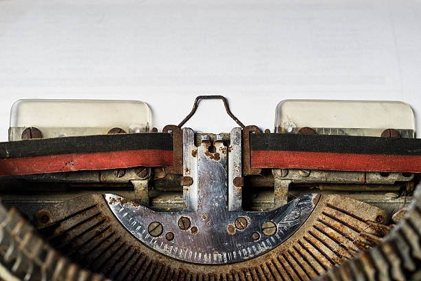 vieja máquina de escribir con papel - typewriter typebar alphabet retro revival fotografías e imágenes de stock