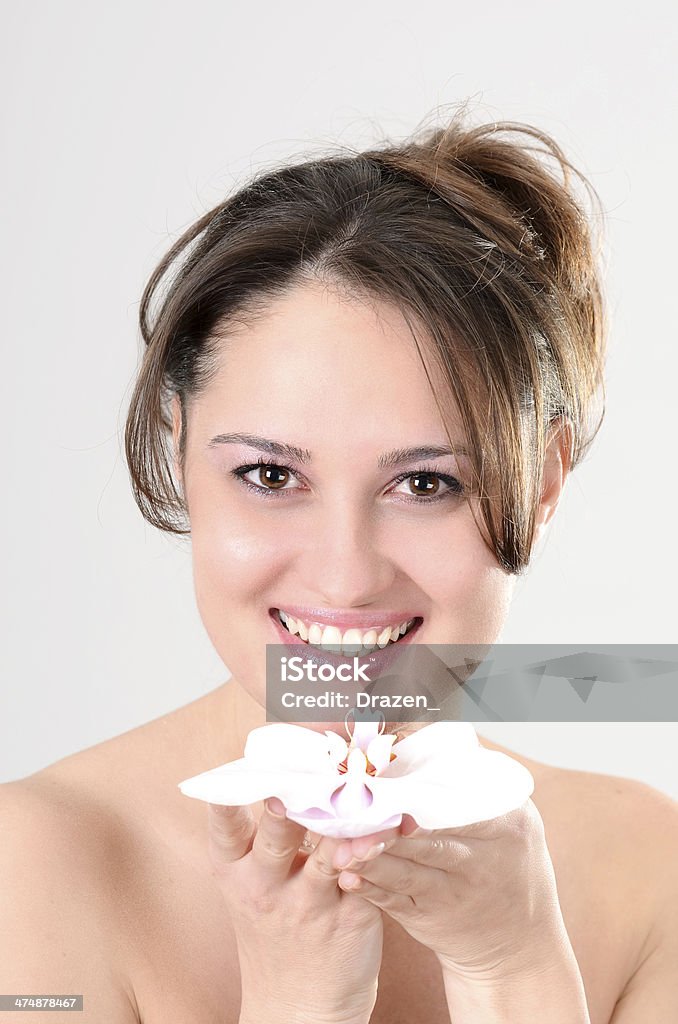 Retrato da bela jovem mulher caucasiana com o sorriso perfeito - Foto de stock de 25-30 Anos royalty-free