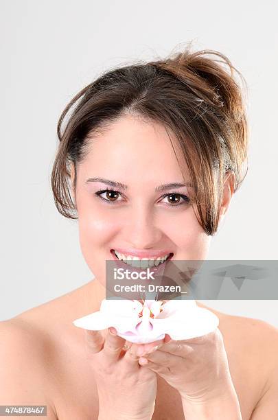 Foto de Retrato Da Bela Jovem Mulher Caucasiana Com O Sorriso Perfeito e mais fotos de stock de 25-30 Anos