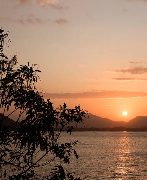 해질녘까지 굴절률은 파나마운하 - panama canal panama mountain sunset 뉴스 사진 이미지