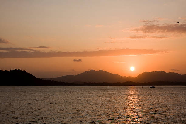 coucher de soleil sur le canal de panama - panama canal panama mountain sunset photos et images de collection