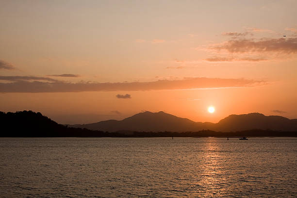 해질녘까지 굴절률은 파나마운하 - panama canal panama mountain sunset 뉴스 사진 이미지