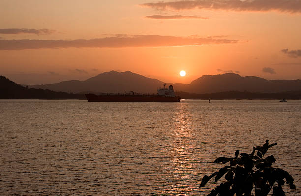 해질녘까지 굴절률은 파나마운하 - panama canal panama mountain sunset 뉴스 사진 이미지