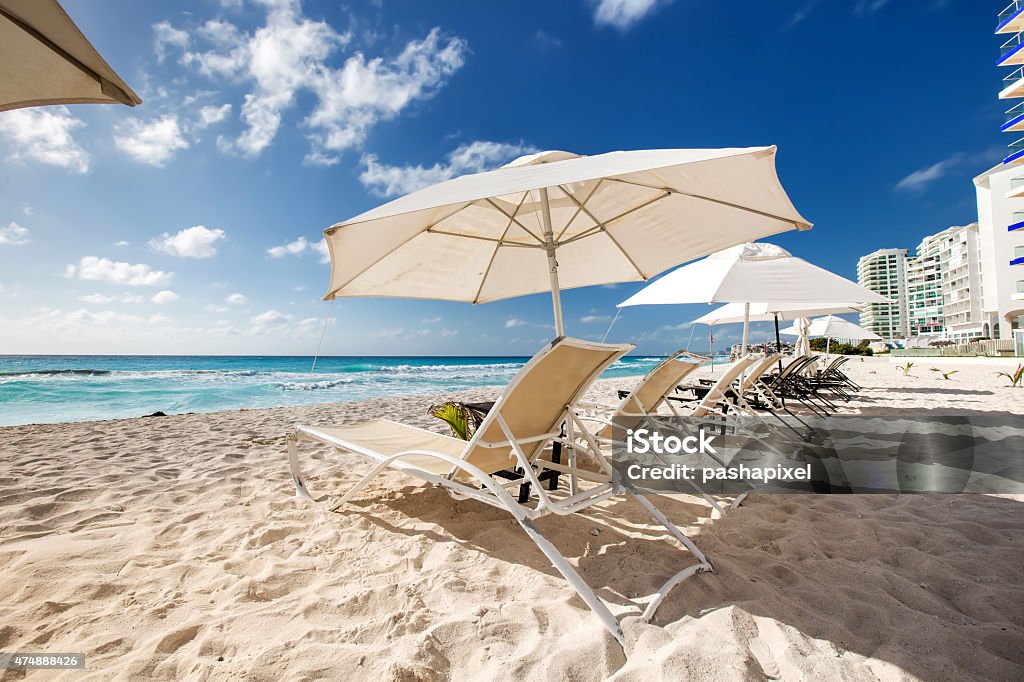 Playa con sol, sombrillas y camas - Foto de stock de 2015 libre de derechos