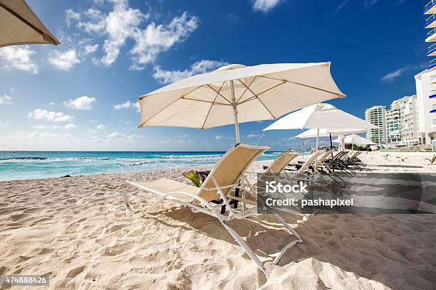 Playa Con Sol Sombrillas Y Camas Foto de stock y más banco de imágenes de 2015 - 2015, Aire libre, Arena