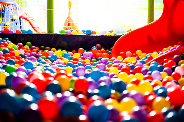 multicolored bolas em um parque infantil - ball pool imagens e fotografias de stock