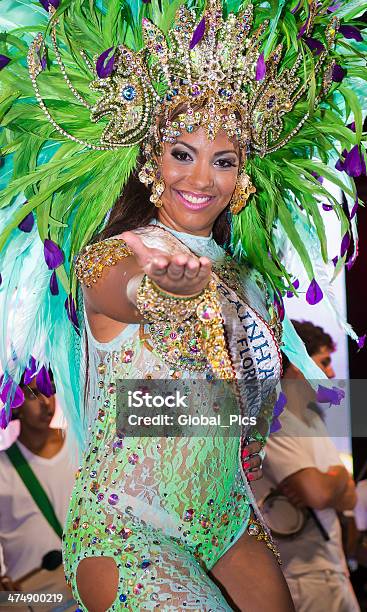 Carnaval De - Fotografias de stock e mais imagens de Adereço para a Cabeça - Adereço para a Cabeça, Adulto, Adulto de idade mediana