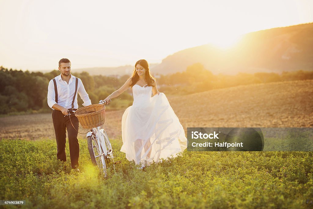 Braut und Bräutigam mit einem weißen Hochzeit Fahrrad - Lizenzfrei Braunes Haar Stock-Foto