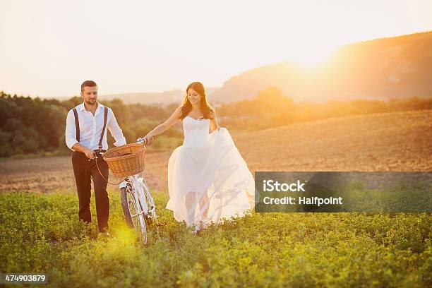 Braut Und Bräutigam Mit Einem Weißen Hochzeit Fahrrad Stockfoto und mehr Bilder von Braunes Haar