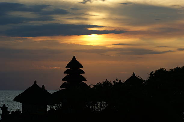 zachód słońca nad temple dachy - tanah lot close up bali indonesia zdjęcia i obrazy z banku zdjęć