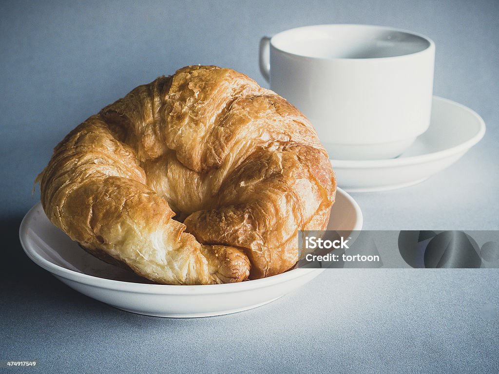 breakfast with croissants, cup of black coffee - おやつのロイヤリティフリーストックフォト