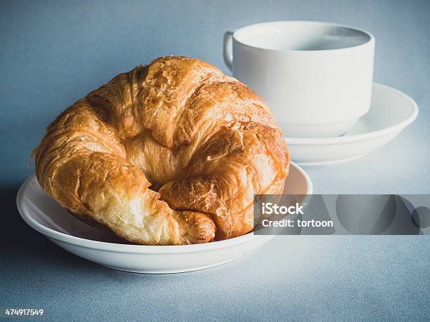 Breakfast With Croissants Cup Of Black Coffee - おやつのストックフォトや画像を多数ご用意 - おやつ, アイデア, アルコール飲料