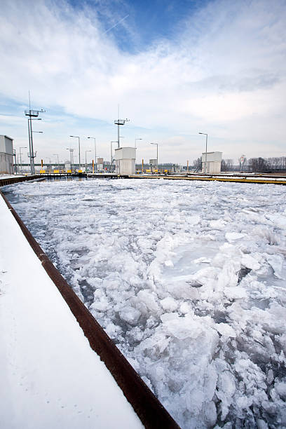 istock Water lock/sluice Mainz Kostheim, ice floes 474920514