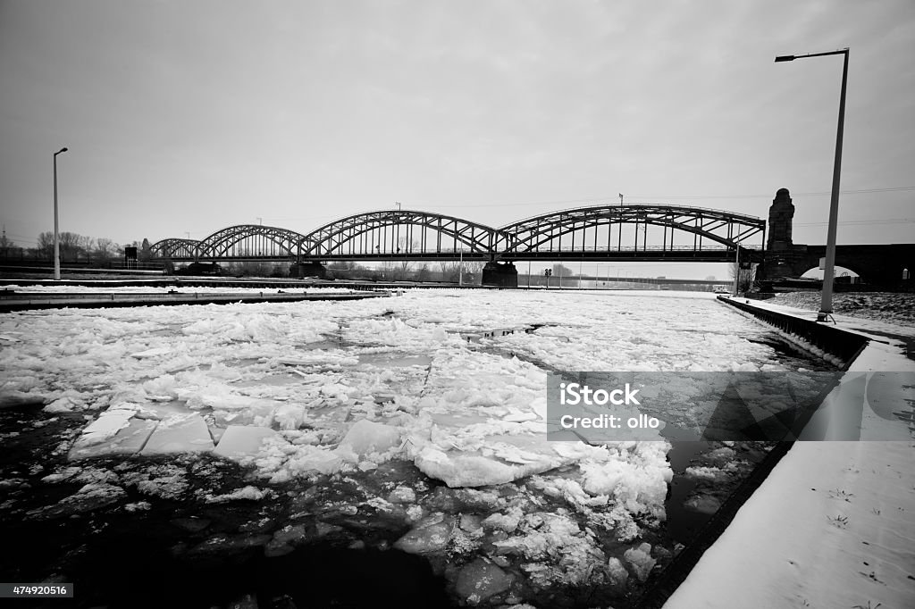 Ice floes en agua bloqueo/compuerta Mainz Kostheim-río Main - Foto de stock de 2015 libre de derechos