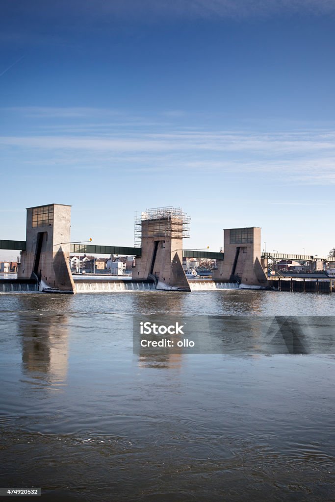 Wehr und Schleuse Kostheim, río Main - Foto de stock de 2015 libre de derechos