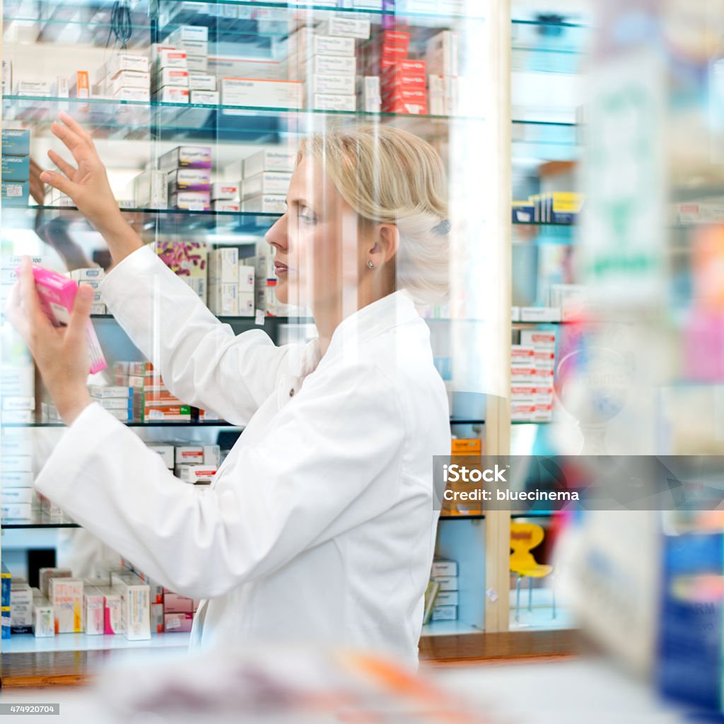 Hembra farmacéutico - Foto de stock de Farmacia libre de derechos