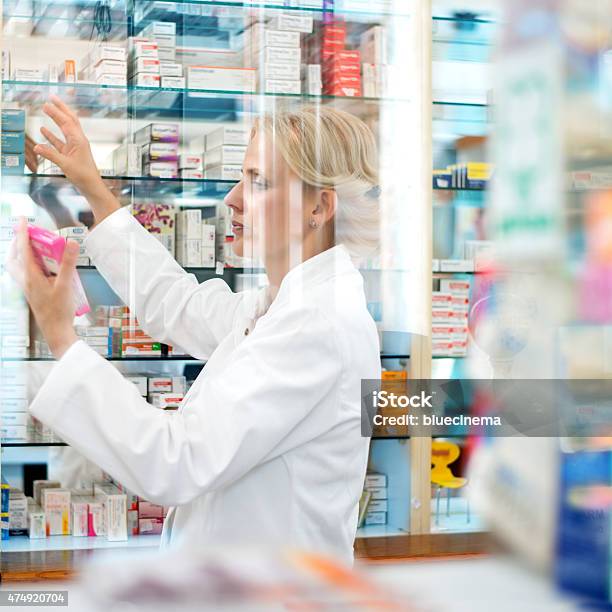 Hembra Farmacéutico Foto de stock y más banco de imágenes de Farmacia - Farmacia, 2015, Adulto