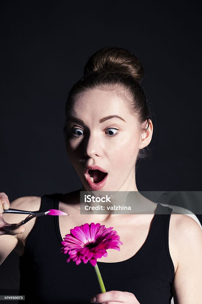 Donna taglio un fiore - Foto stock royalty-free di Adulto