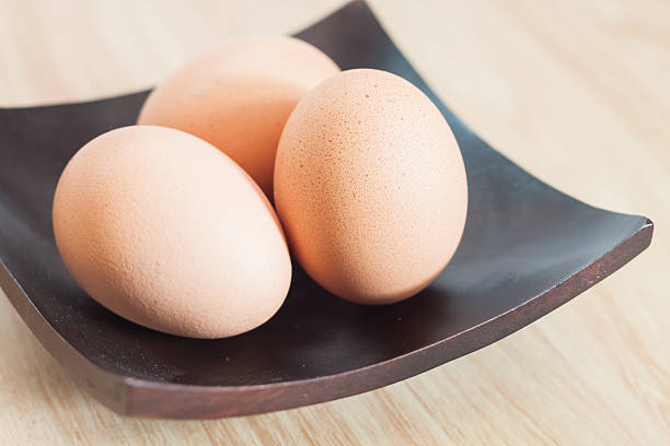 新鮮な卵チキンの閉鎖 - agriculture brown burlap cholesterol ストックフォトと画像