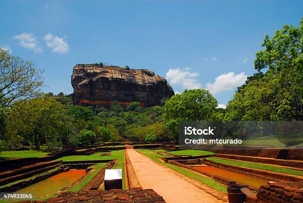 Sigiriya Leão Rock Fortaleza No Sri Lanka - Fotografias de stock e mais imagens de Antigo - Antigo, Ao Ar Livre, Arcaico