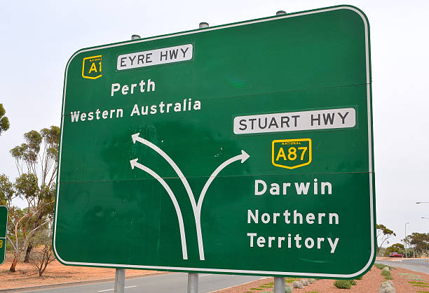 sinal de estrada australiana - australia alice springs katherine sign imagens e fotografias de stock