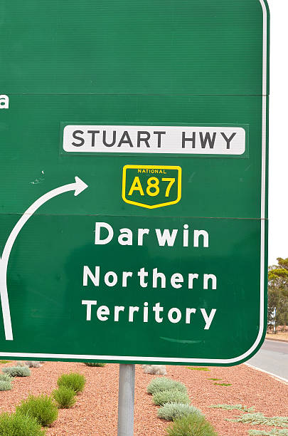 sinal de estrada do outback - australia alice springs katherine sign - fotografias e filmes do acervo