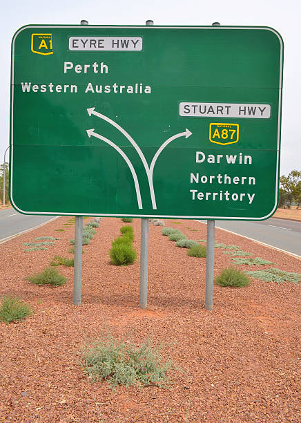 horizontal sinal de estrada de perth e de darwin - australia alice springs katherine sign imagens e fotografias de stock