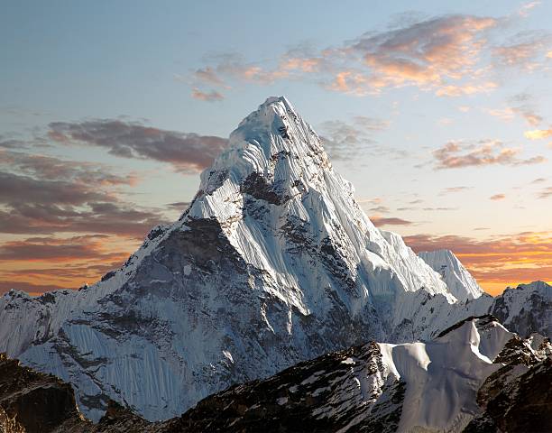 noite vista da montanha ama dablam - ama dablam imagens e fotografias de stock