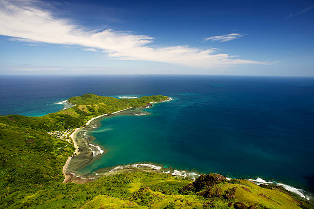 vue sur l'île yasawa waya fidji - vibrant color mountain bay beach photos et images de collection