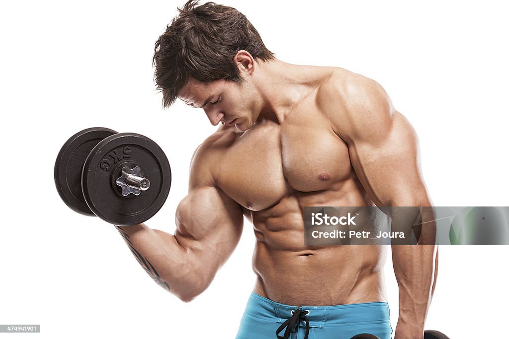 Muscular bodybuilder guy haciendo ejercicios con pesas en whi - Foto de stock de Hombres libre de derechos