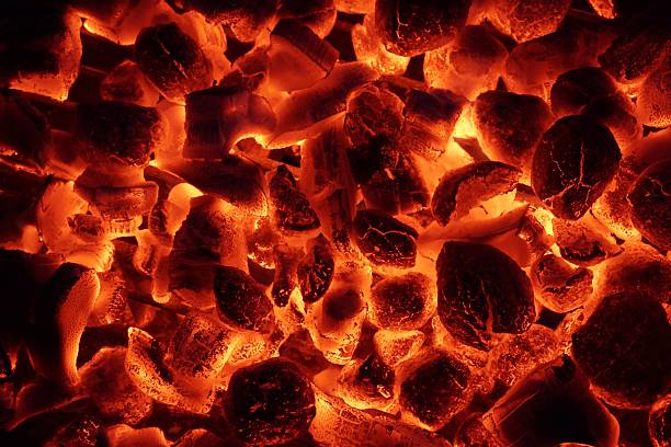 светящийся угольный briquettes фон, текстура - embers стоковые фото и изображения