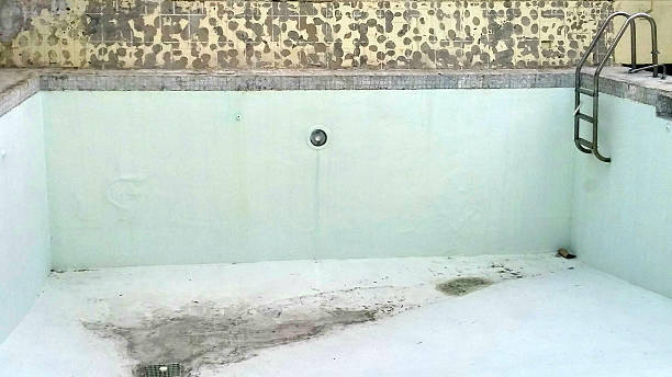 istock Empty Roof Top Swimming Pool in Disrepair 474946248