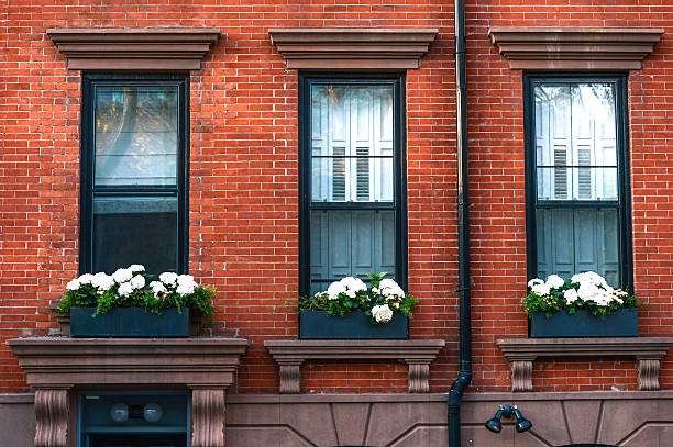 ventanas de brownstone - piedra caliza de color rojizo fotografías e imágenes de stock