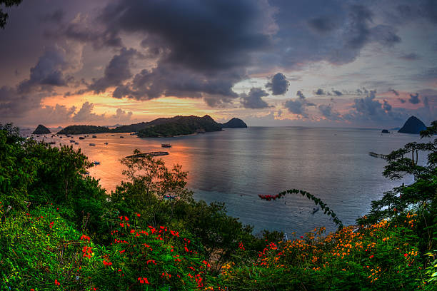 pôr do sol no paraíso - labuanbajo - fotografias e filmes do acervo